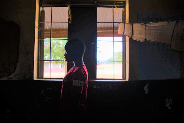 FGMを受けるためケニアに来た女の子。他の女の子たちと一緒に救出され、今はアムダット州の小学校に通っている。(ウガンダ、2021年2月11日撮影)