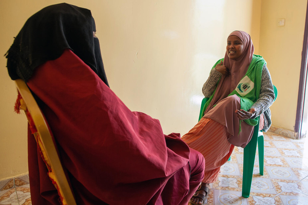 ユニセフのカウンセラーであるワルダさん (右)が、FGMを受けた女性(左)にカウンセリングをしている。ワルダさんも6歳のときにFGMを受けている。(ソマリア、2021年2月1日撮影)