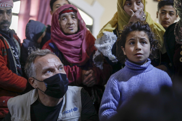 収容所に拘置されている子どもと面会するユニセフ・シリア事務所代表のボー・ビクトル・ニルンド。(シリア、2022年1月31日撮影／外部使用不可)