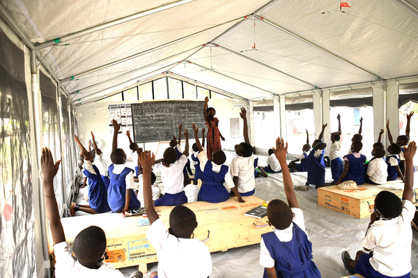 ユニセフの高性能テントの中で授業を受ける子どもたち。(ウガンダ、2022年2月1日撮影) 