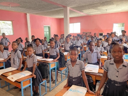 ユニセフ支援の学用品を受け取った子どもたち。(ハイチ、2022年1月14日撮影)