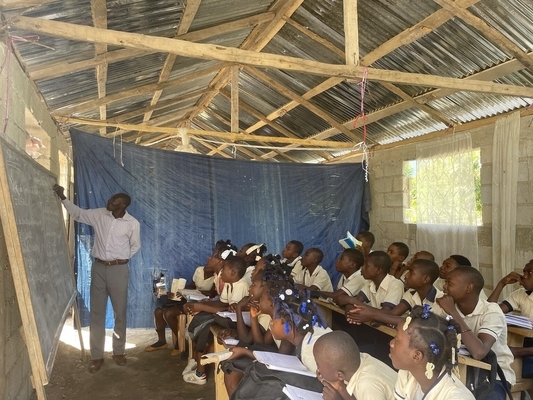 仮設学習スペースで授業を受ける子どもたち。(ハイチ、2022年1月26日撮影)