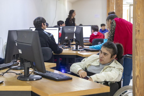 ユニセフなどが支援する、ITスキルを身につけるプロジェクトに参加する若者たち。障がいがある人もない人も含む70人以上が参加した。(アルメニア、2021年9月撮影)