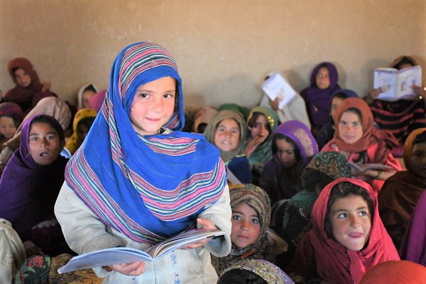 カンダハールの村にある学習センターで読み方を学ぶ子どもたち。(アフガニスタン、2022年2月2日撮影)