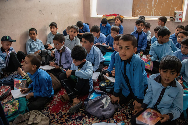 ヘラートで再開した男子校で授業を受ける子どもたち。(アフガニスタン、2021年9月撮影)