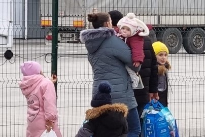 ウクライナ国境を越えてルーマニアへ避難しようとする、ウクライナの家族。子ども5人を連れた母親は「どこにも行くあてがないけれど、爆撃が始まるのを待つことはできません。今、ウクライナから逃げないといけないのです」と話した。 (ウクライナ・ルーマニア、2022年2月26日撮影)