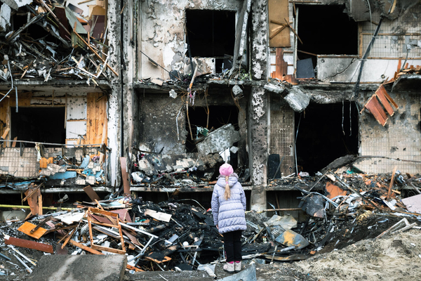 首都キエフで、破壊されたアパートの前に立つ女の子。(ウクライナ、2022年2月25日撮影)