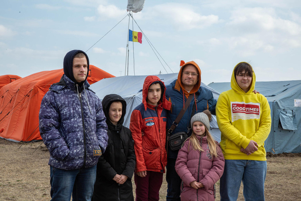 ウクライナと接するパランカの国境地点の臨時難民センターに避難しているウクライナの家族。(モルドバ、2022年2月26撮影)