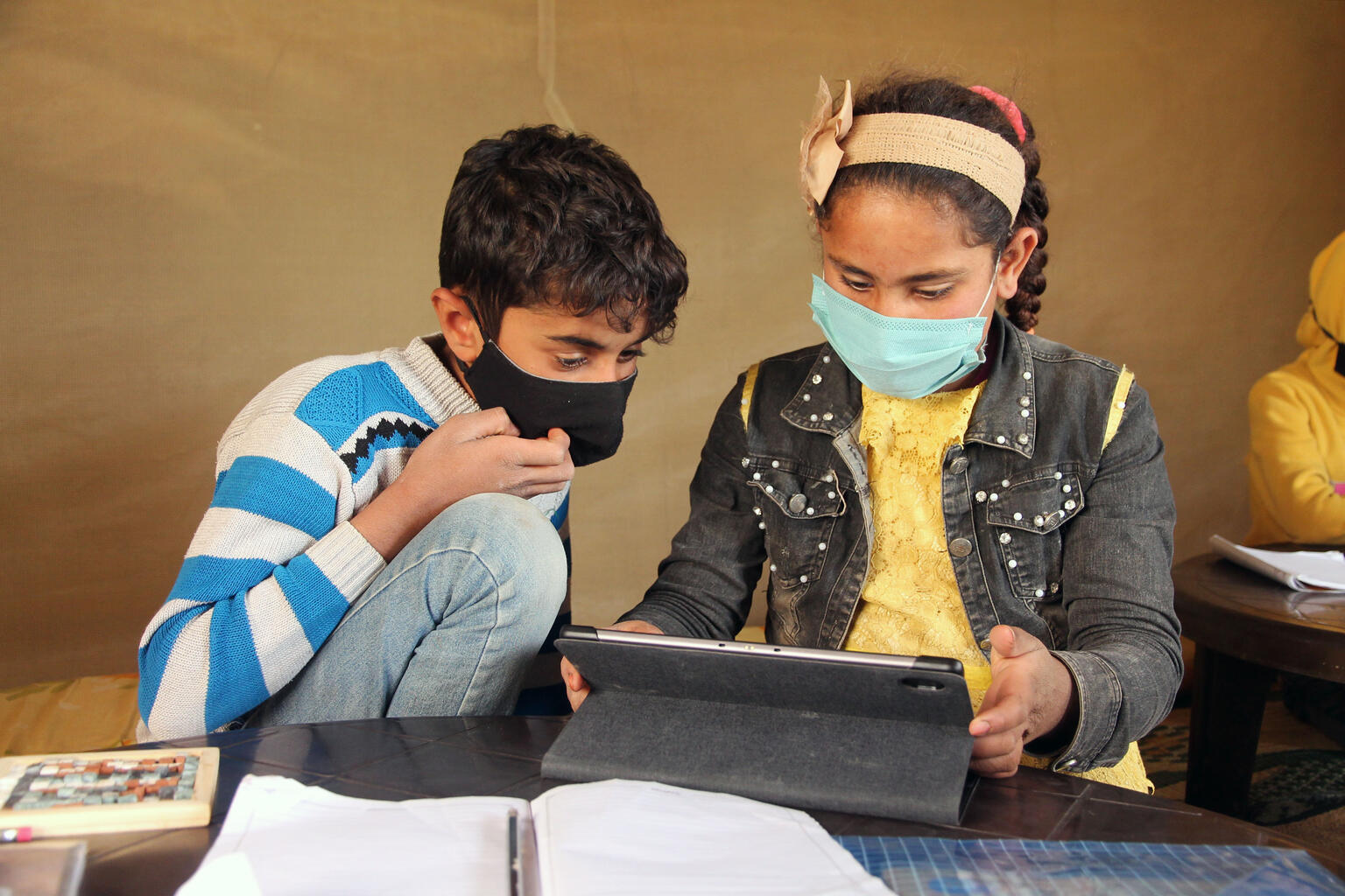 新型コロナウイルス感染症が流行する中、タブレットを使ってオンライン学習をする、シリア難民の子どもたち（ヨルダン）