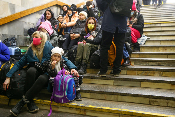 地下鉄の中に避難する人たち。(ウクライナ、2022年2月24日撮影)