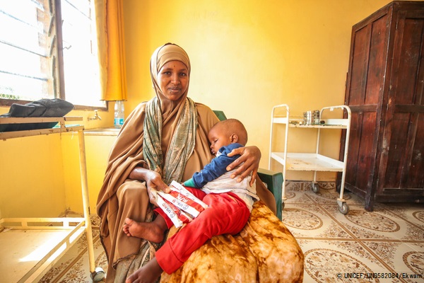 母親にもたれかかる重度の栄養不良の子ども。(ケニア、2022年1月20日撮影)