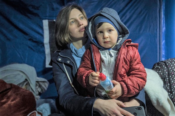 朝6時にオデッサを出発してルーマニアに避難した2歳のマークくんと母親。(ルーマニア、2022年3月1日撮影)