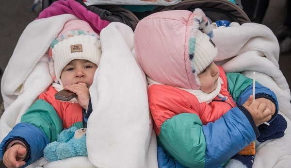 ルーマニアの難民キャンプにたどり着いたウクライナ難民のサーシャちゃんとダーシャちゃん。(ルーマニア、2022年2月28日撮影)