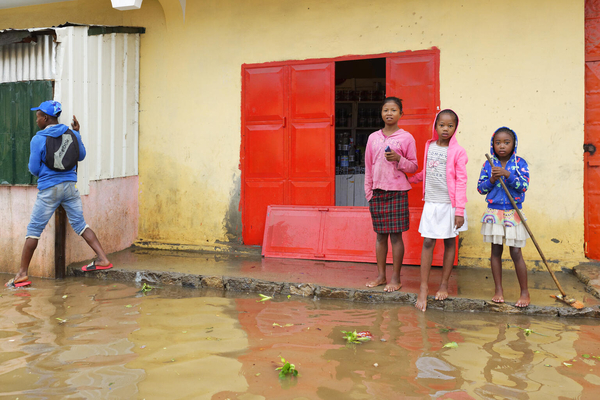 Analamanga地域のアンタナナリボでの集中豪雨で浸水した道に立つ子どもたち。(マダガスカル、2022年1月撮影)