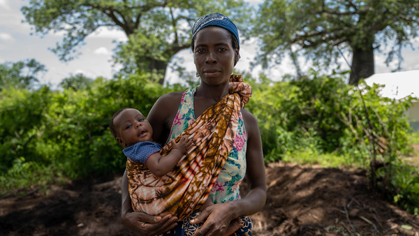 熱帯低気圧「アナ」の被害を受け、自宅から避難した親子。(モザンビーク、2022年2月撮影)