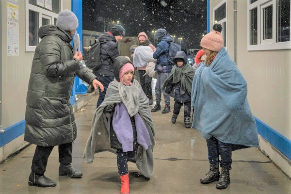イサクチャ(Isaccea)の国境を渡り、家族11人でルーマニアに避難するウクライナ難民。(ルーマニア、2022年3月1日撮影)