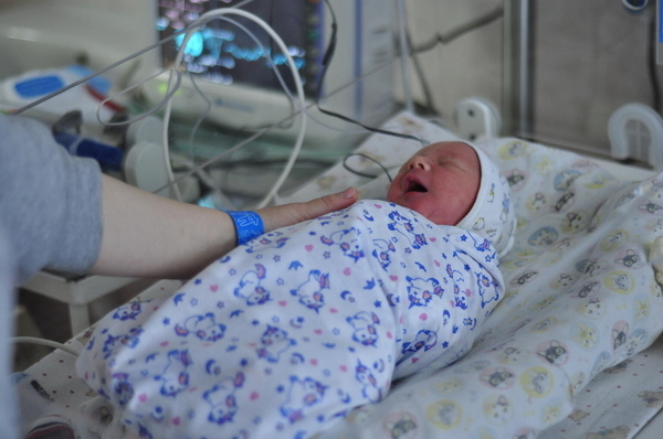 キエフの産科病棟にいる生まれたばかりの赤ちゃん。(ウクライナ、2022年3月3日撮影) ※本プレスリリースで言及している、マリウポリの産科病棟の写真ではないことをご留意ください。