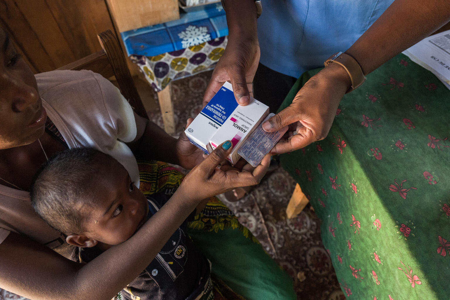 ユニセフの現金給付支援で受け取った現金で、1歳11カ月の子どもの薬や食料を買う母親。(マダガスカル、2022年2月撮影)