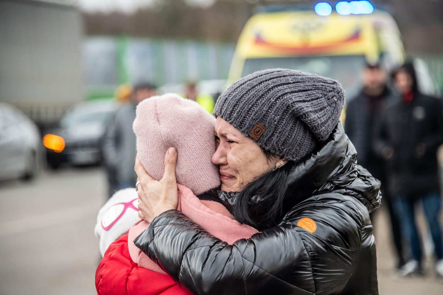 紛争が激化するウクライナから、国境を越えてポーランドにたどりついた家族。 (ポーランド、2022年3月5日撮影)