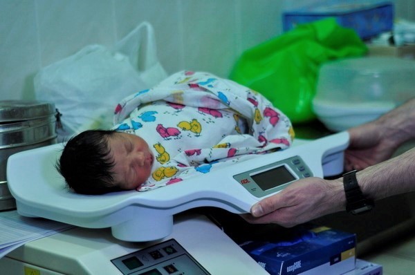 キエフ産婦人科センターで、ユニセフ支援物資の体重計を使って赤ちゃんの体重を計測する様子。(ウクライナ、2022年3月7日撮影)