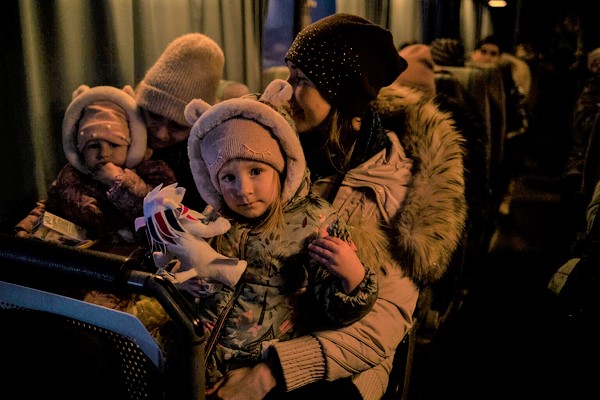 パランカ国境近くに到着した2歳のウクライナ難民のマリナちゃん(中央)と友達のパリナちゃん(左)。(モルドバ、2022年3月12日撮影)