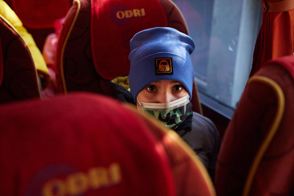 がんの治療を受けるため、ハリコフからリヴィウの小児科病院に向かうバスに乗る9歳のダニロさん。(ウクライナ、2022年3月12日撮影)