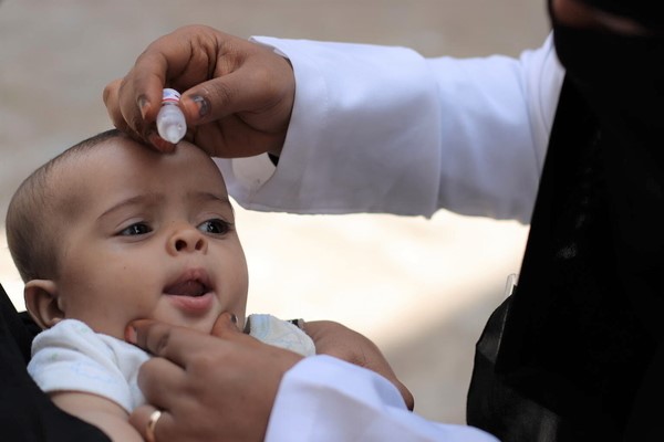 10歳以下の子ども250万人を対象に12州で実施されたポリオワクチンキャンペーンで、ワクチンの接種を受ける赤ちゃん。 (イエメン、2022年2月10日撮影)