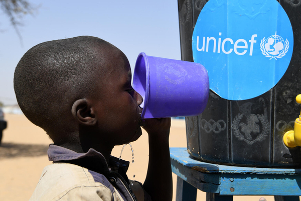 チャド西部のダルエスサラーム難民キャンプで、ユニセフが支援した水を飲む男の子。(チャド、2022年2月撮影)