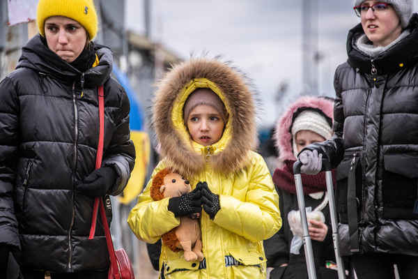 激化する紛争を逃れ、ウクライナから国境を越えてポーランドのベルディシュチェへ入った家族。(ポーランド、2022年3月5日撮影)