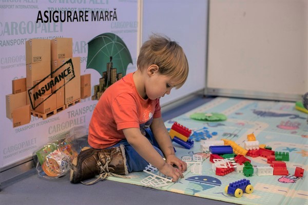 難民受け入れセンターの中にユニセフが設置したブルードットの「子どもにやさしい空間」で遊ぶ、3歳のコンスタンティンちゃん。(モルドバ、2022年3月19日撮影)