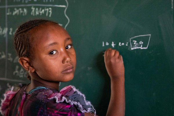 ティグライ州のユニセフが支援する学校で、黒板にむかう女の子。エチオピアでは、COVID-19と紛争の影響で2020年3月から学校が閉鎖されており、推定140万人の子どもが学習の機会を失っている。 (エチオピア、2021年10月撮影)