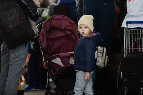 ウクライナとモルドバのパランカ国境に到着したウクライナ難民。紛争が激化して以来、180万人以上の子どもが難民として周辺国に逃れ、250万人の子どもがウクライナ国内で国内避難民として暮らしている。（ウクライナ、2022年3月24日撮影）