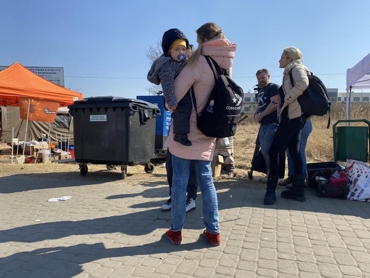 キーウ方面から24時間歩いてポーランド国境のメディカにたどり着いた1歳のイバンちゃんと母親。(ウクライナ、2022年3月21日撮影)