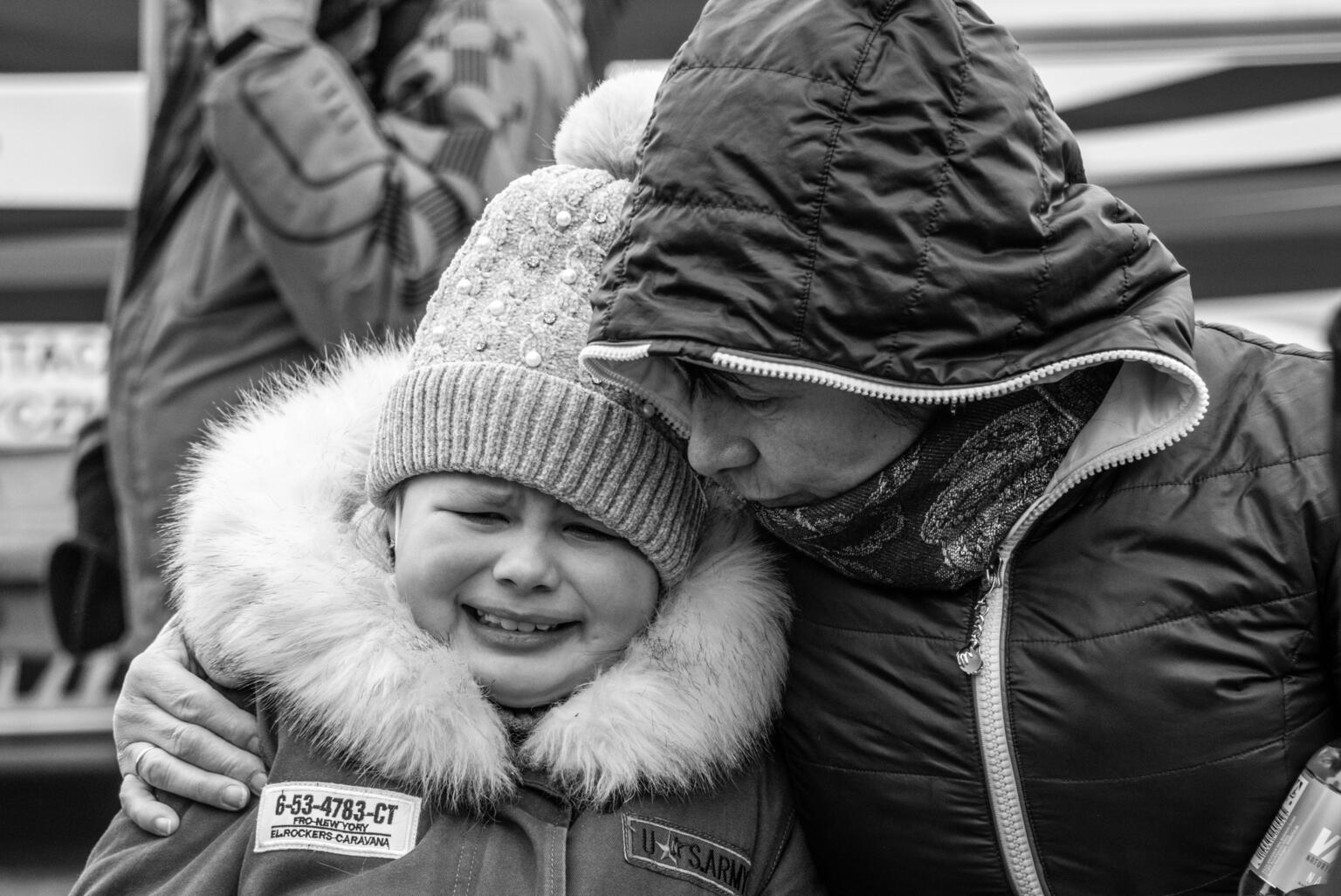 紛争を逃れ、ウクライナから国境を越えてポーランドのベルディシュチェにたどり着いた子どもと家族。（ポーランド、2022年3月5日撮影）