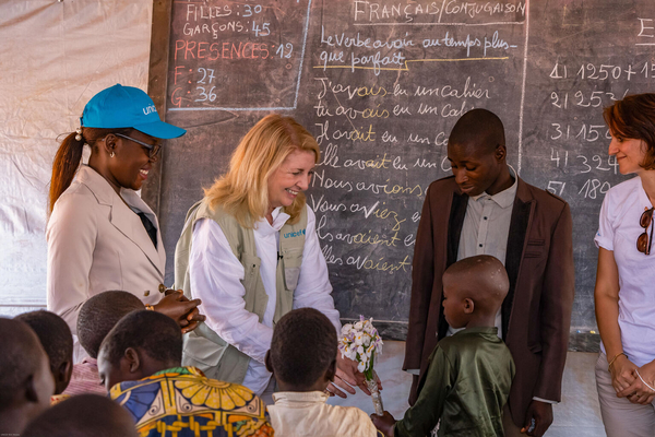 国内避難民キャンプで暮らす子どもたちを訪問したユニセフ事務局長のキャサリン・ラッセル。 (コンゴ民主共和国、2022年4月5日撮影)