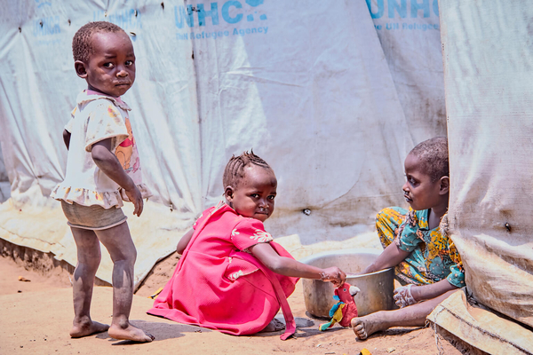 イトゥリ州にある国内避難民キャンプで遊ぶ子どもたち。(コンゴ民主共和国、2022年2月撮影)