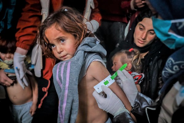 シリアのハサカにあるモスクでユニセフ保健・栄養移動式クリニックによる栄養不良のスクリーニング検査を受ける女の子。(2022年1月撮影)