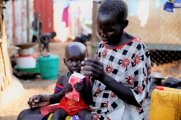 すぐに食べられる栄養治療食(RUTF)を口にする1歳のバラクちゃん。重度の栄養不良で食欲がなかったが、栄養治療を受けて、回復しつつある。(南スーダン、2021年10月撮影)