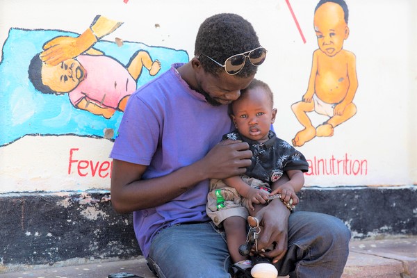 ユニセフが支援する栄養センターの栄養治療を受けて、元気になった生後7カ月のレヴィちゃん。(南スーダン、2021年11月撮影)