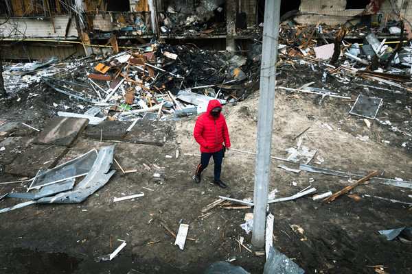 キーウで爆撃被害があった跡の様子。民間インフラが被害を受け、数百万人の人々が安全な水や電気を利用できていない。（ウクライナ、2022年2月撮影）