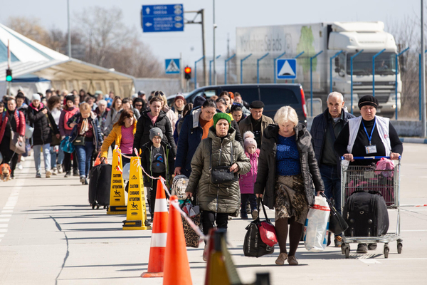 ウクライナと国境を接するモルドバのパランカで列をなすウクライナ難民。(モルドバ、2022年3月24日撮影)
