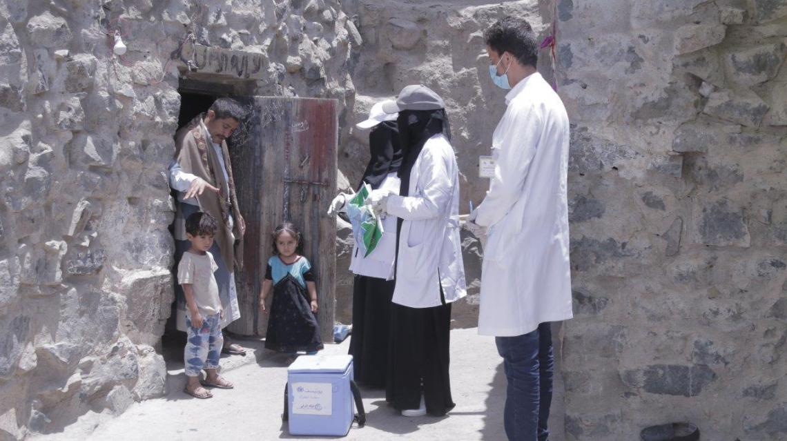 子どもたちへのワクチン接種のため、ライマ県で家々を一軒一軒回る保健員たち。