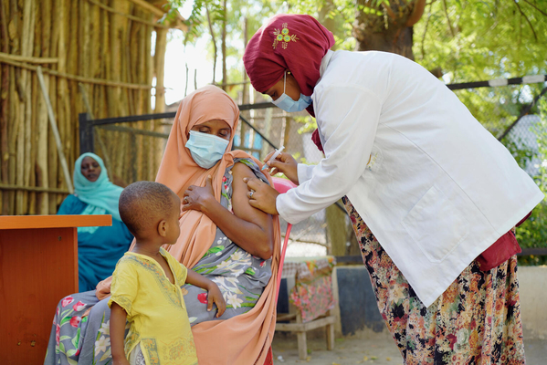 COVID-19の1回目の予防接種を受けるムンタさん。(エチオピア、2021年4月撮影)