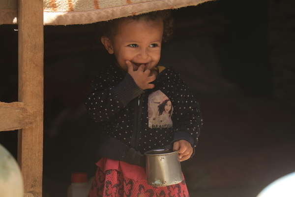 マリブにある国内避難民キャンプで生まれた生後16カ月のゴーンちゃん。彼女の家族は紛争の激化によって5年前に故郷を追われた。(イエメン、2022年3月17日撮影)※本文との直接の関係はありません