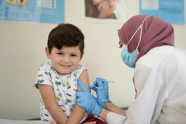 トリポリの医療センターで定期予防接種を受ける子ども。(レバノン、2021年9月撮影)