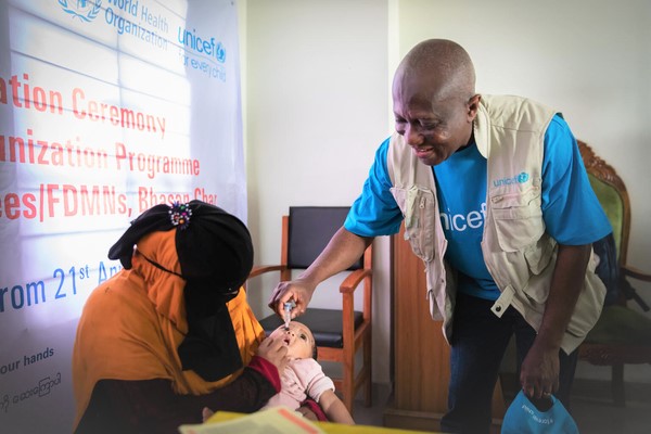 ポリオのワクチン接種を受けるロヒンギャ難民の赤ちゃん。バシャンチャール島で初となる定期予防接種プログラムが開始された。(バングラデシュ、2022年4月21日撮影)