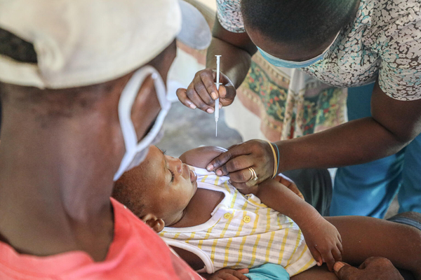 ユニセフが支援する予防接種プログラムの様子。ワクチン接種率の低下に伴いジフテリアやはしかの流行が懸念されている。（ハイチ、2021年5月撮影）