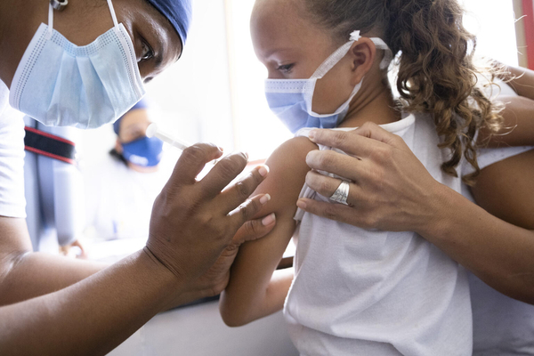 予防接種を受ける7歳のカルラちゃん。ユニセフはこうした大規模な全国予防接種デーを支援している。（ベネズエラ、2021年9月撮影）