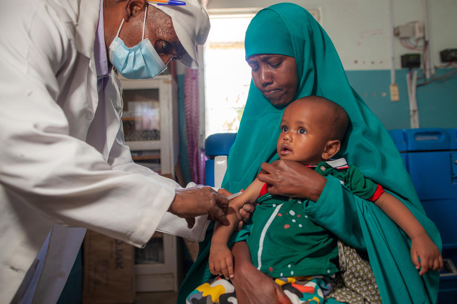 ユニセフが支援する栄養保健センターではしかの予防接種を受ける赤ちゃん。（ソマリア、2021年2月撮影）