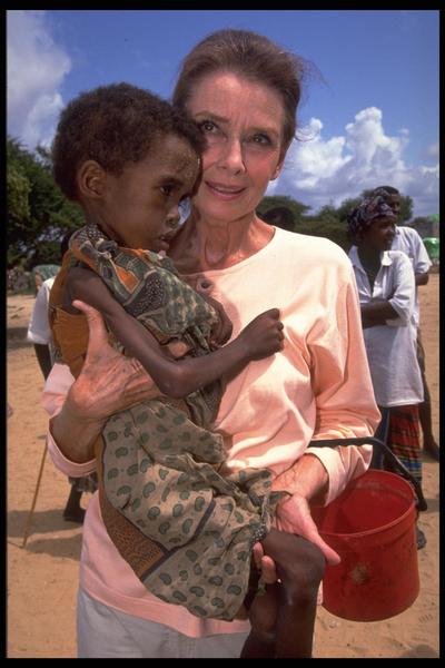 ソマリアの給食センターで重度の栄養失調の子どもを抱くオードリー（1992年）
